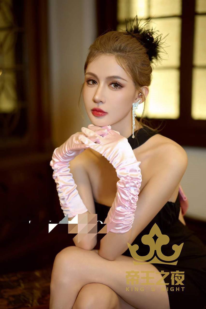 帝王之夜 Jennifer 黑裙与粉色长手套人物照