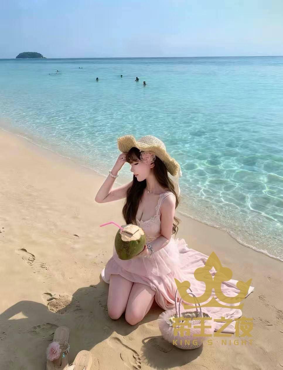 Monica 海边旅行场景，呈现轻松浪漫的度假陪伴氛围
