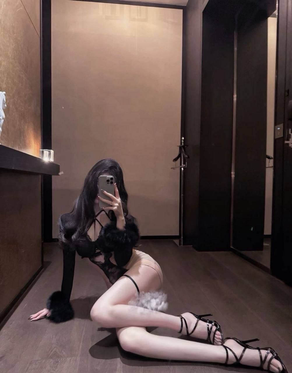 Monica 夜间室内造型，呈现帝王之夜偏黑金、私密与高级的视觉氛围